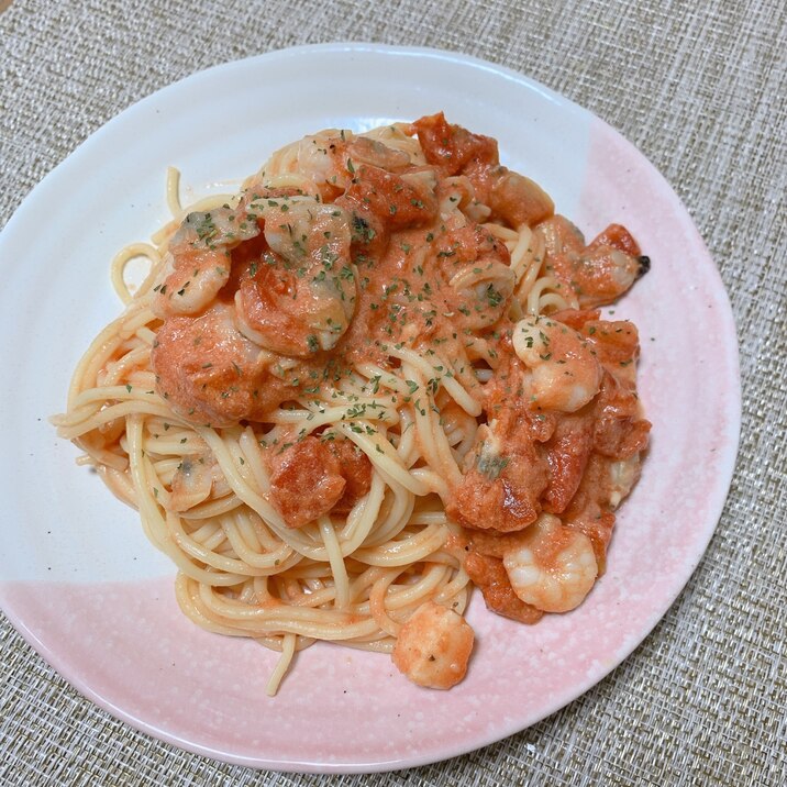 海鮮たっぷりのトマトクリームパスタ